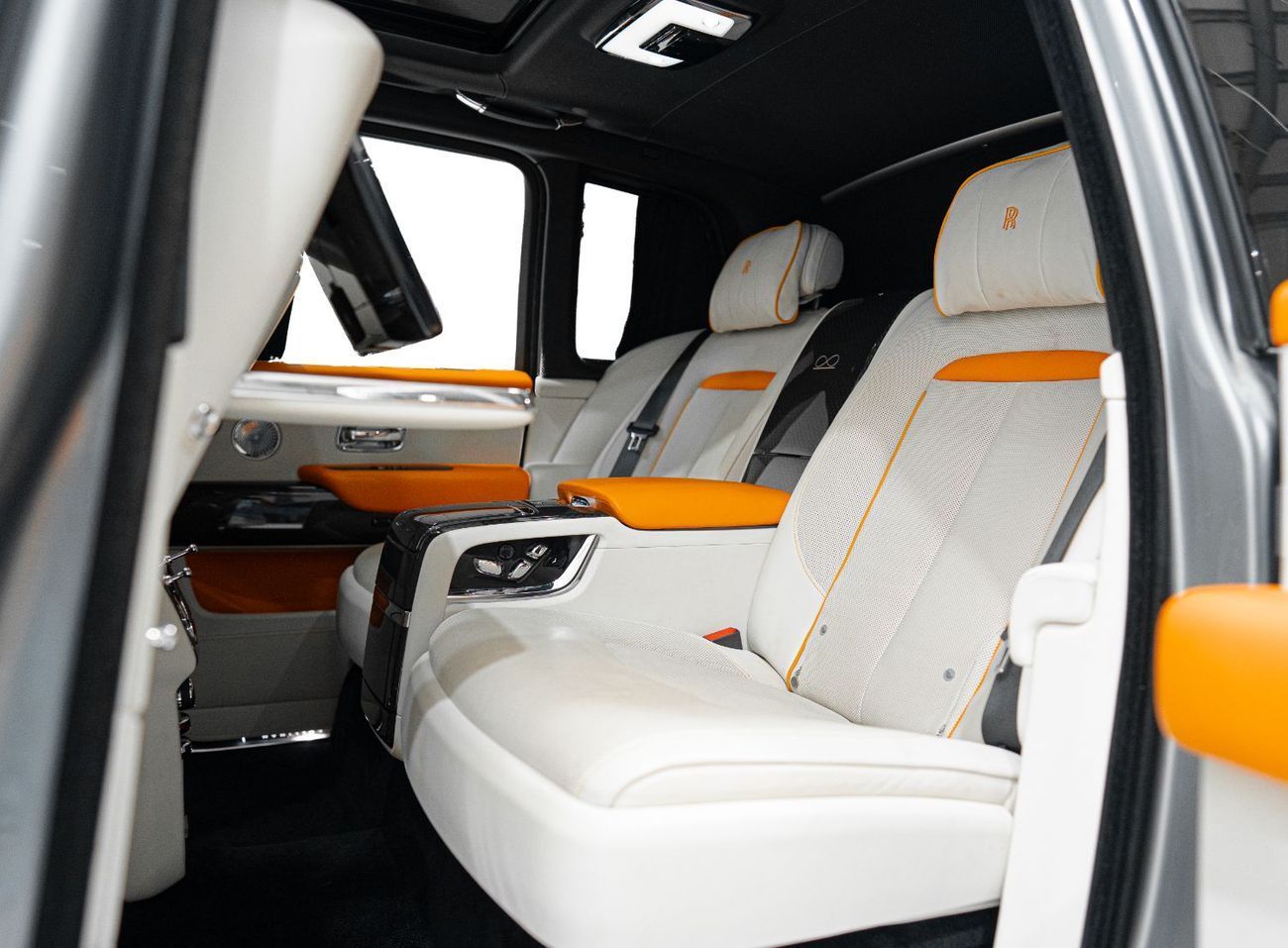 Rolls-Royce Cullinan CULLINAN BLACK BADGE | TAILGATE SEATS | PANORAMIC GLASS SUNROOF | TWO TONE INTERIOR | BESPOKE AUDIO