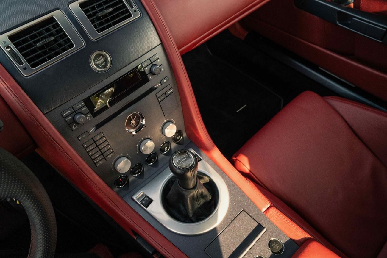 أستون مارتن فانتيج V8 Vantage Manual