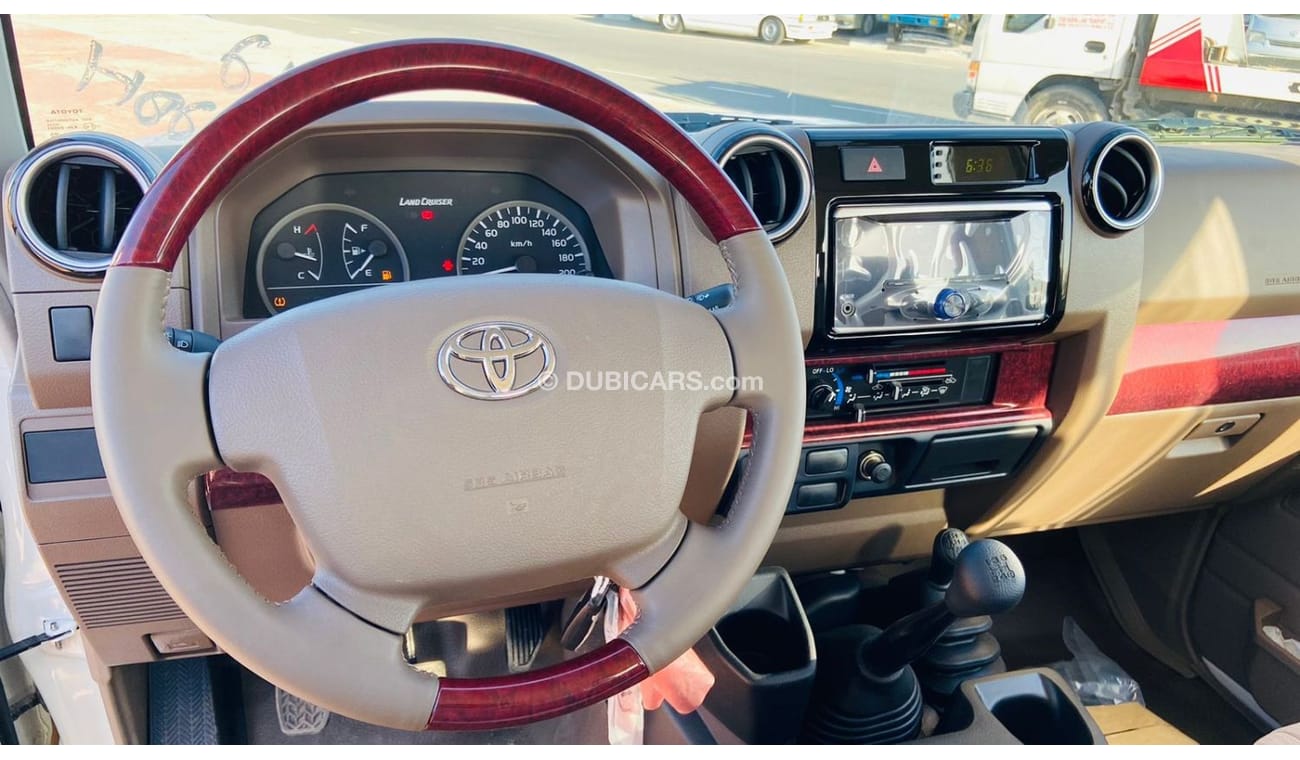 Toyota Land Cruiser 2023 Toyota Land Cruiser 71 4.0L V6 with Difflock