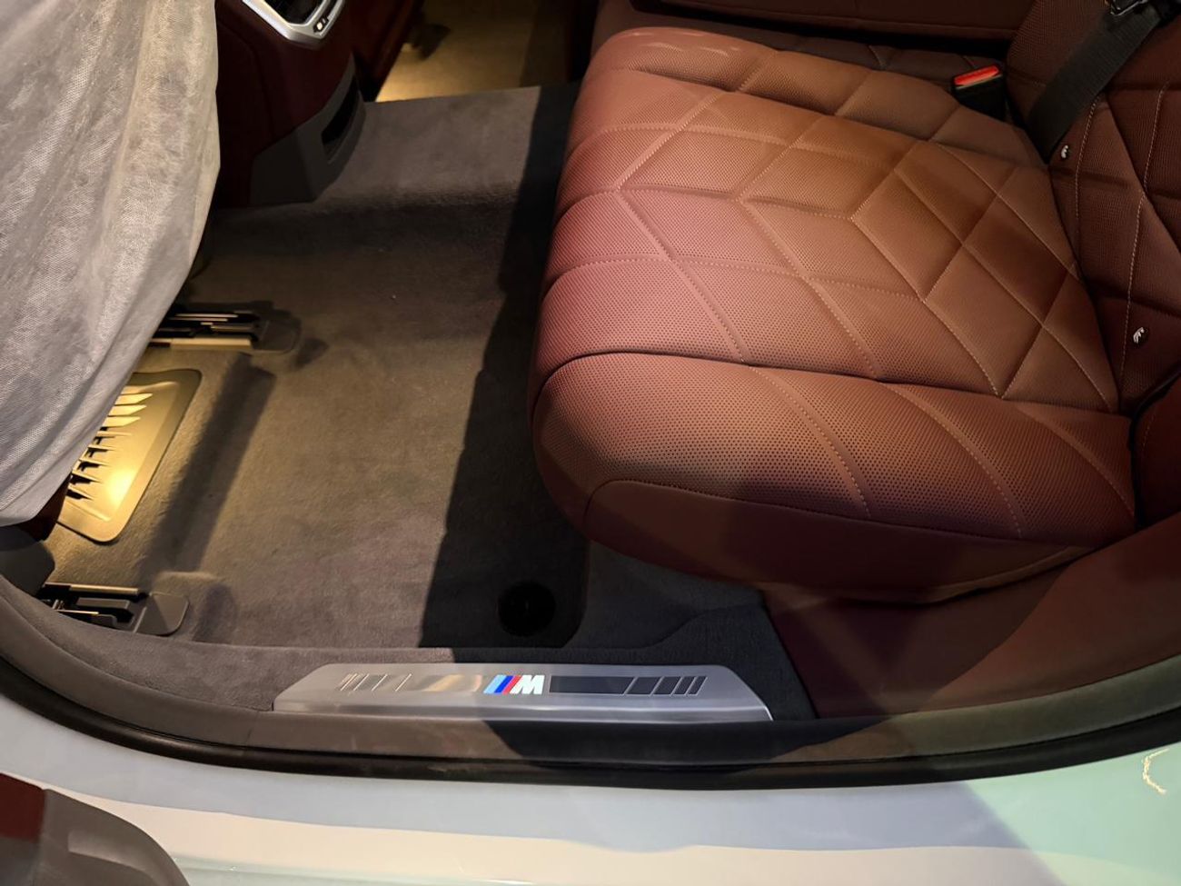 BMW 760i XDRIVE AUTOMATIC TRANSMISSION ( FOR RE EXPORT OUTSIDE GCC COUNTRIES )