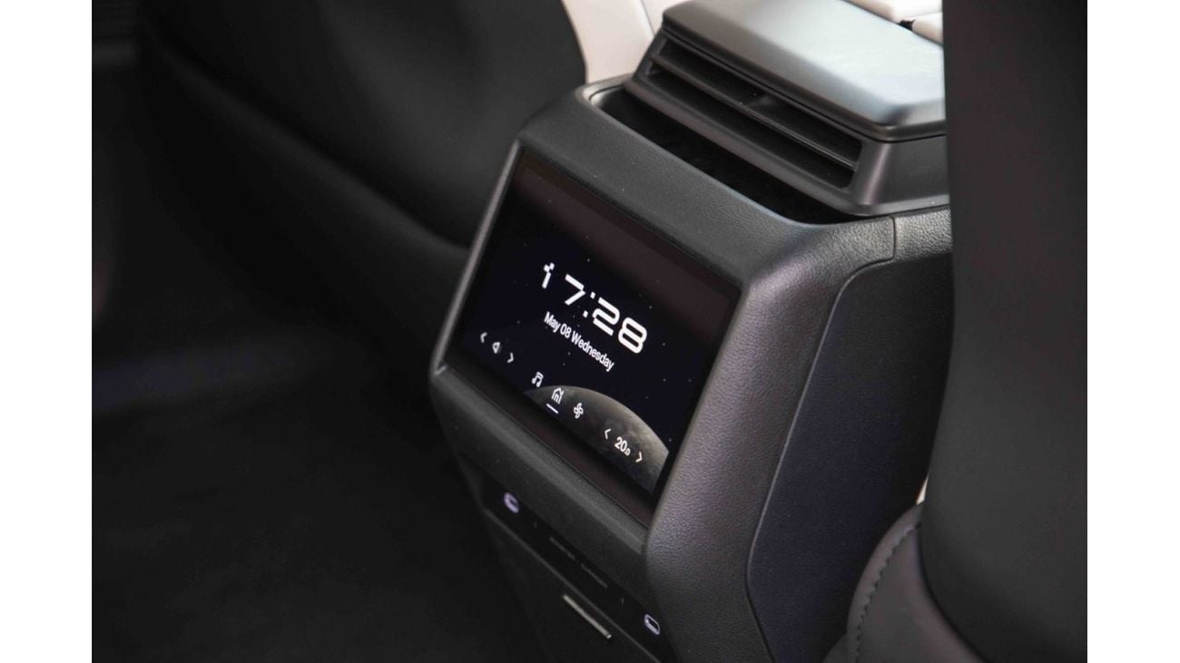 Ji Yue 01 2023 جيوي 01- أحمر داخل أبيض