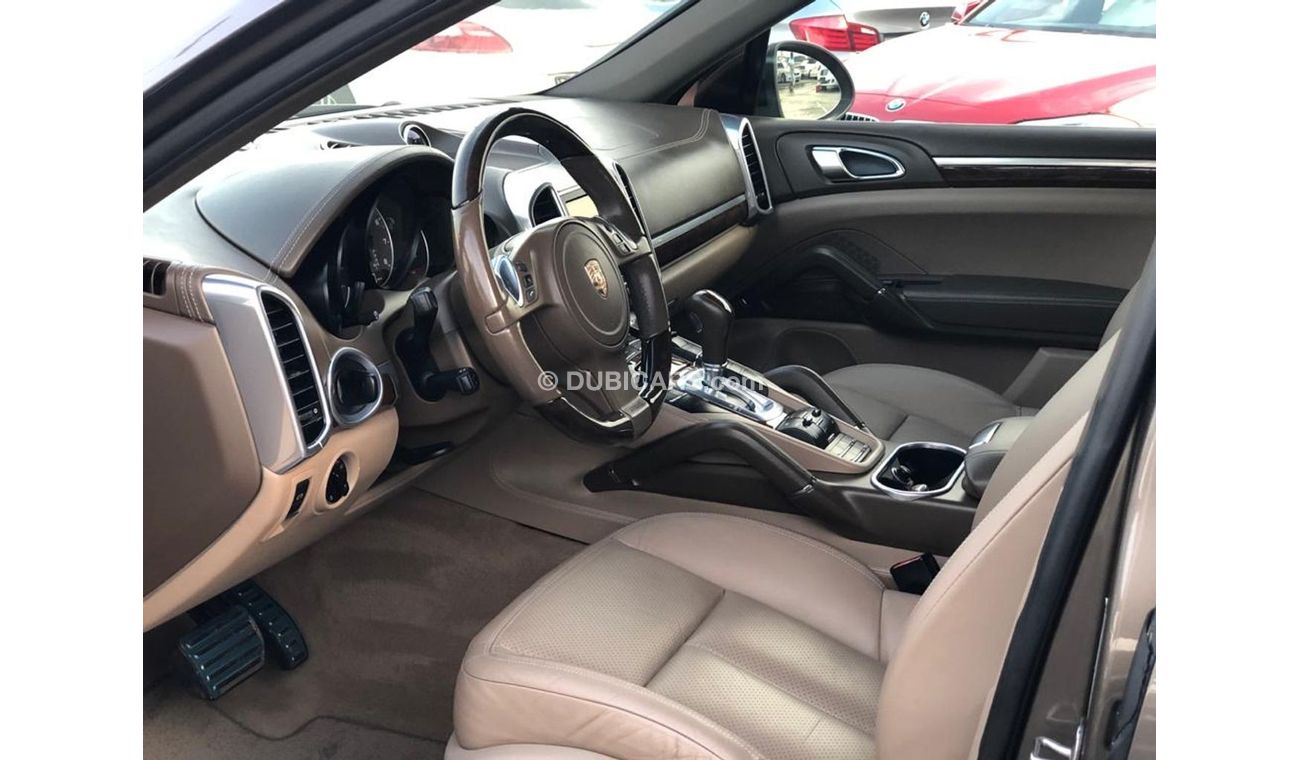 بورش كايان موديل 2011 خليجي حاله ممتازه من الداخل والخارج فل مواصفات كراسي جلد بانورما وتحكم كهربي كامل ونقطه ع