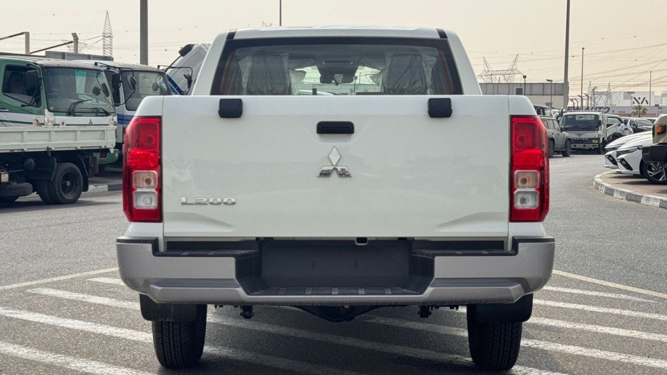 Mitsubishi L200 2.4L diesel double cabin M/T med-line