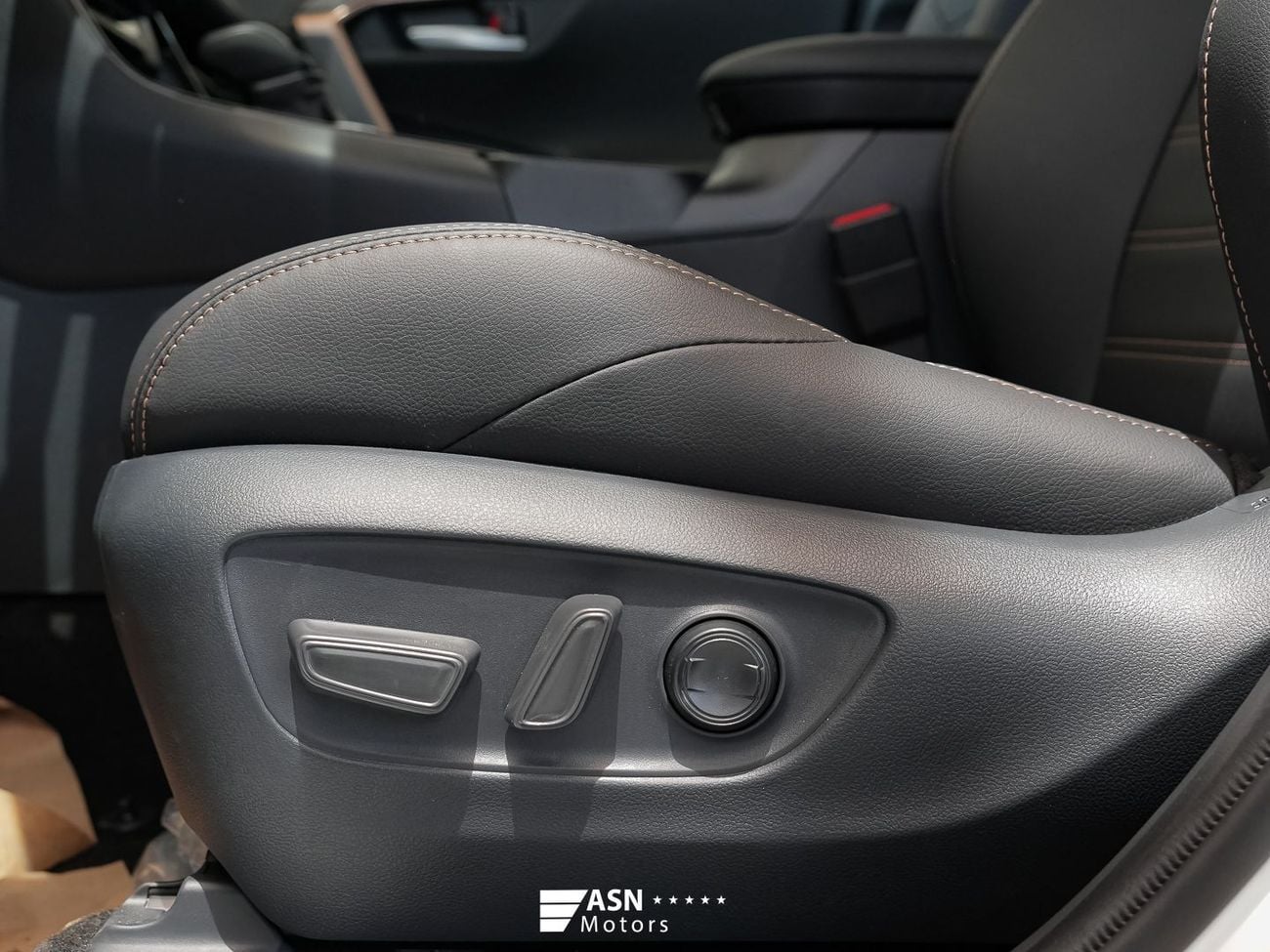 تويوتا وايلدلاندر  2.5L Hybrid 4WD 2025 (Clearance Price)