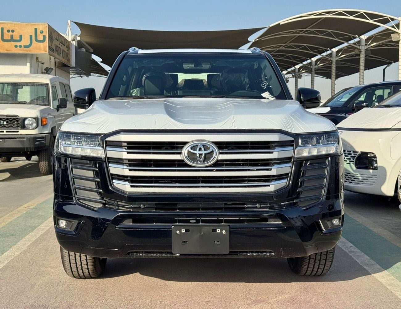 Toyota Land Cruiser GXR || 4.0L PETROL V6 | SUNROOF | LEATHER WITH PWR SEATS | COOL BOX (CODE # GXR4M2)