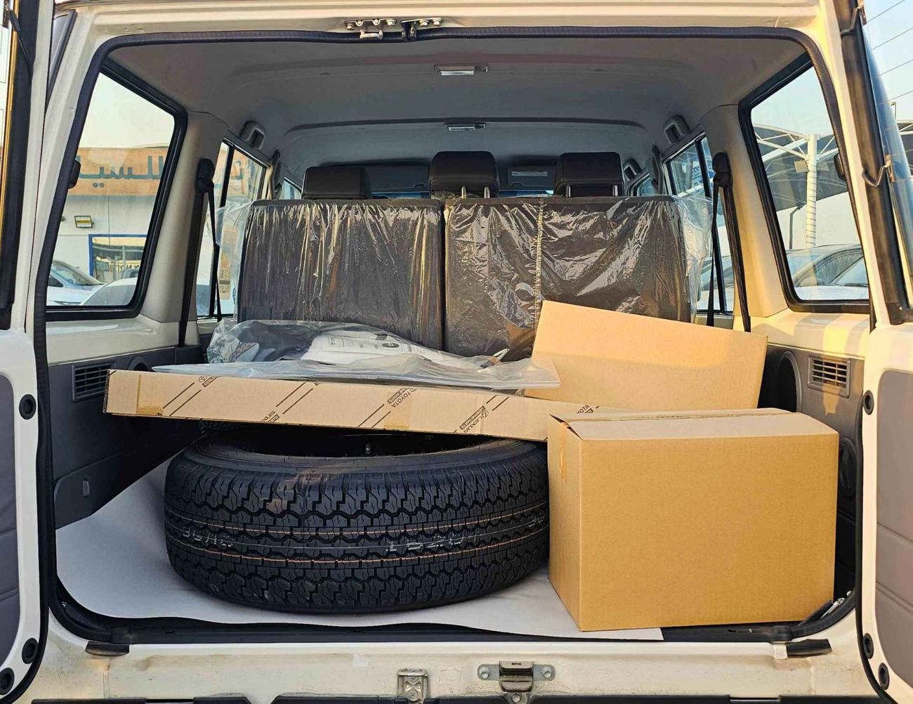 Toyota Land Cruiser 70 70 LC76 LX / HIGH OPTION, 4.0L PETROL V6, M/T, WOOD,STEERING / WINCH SNORKEL (CODE # 69084)