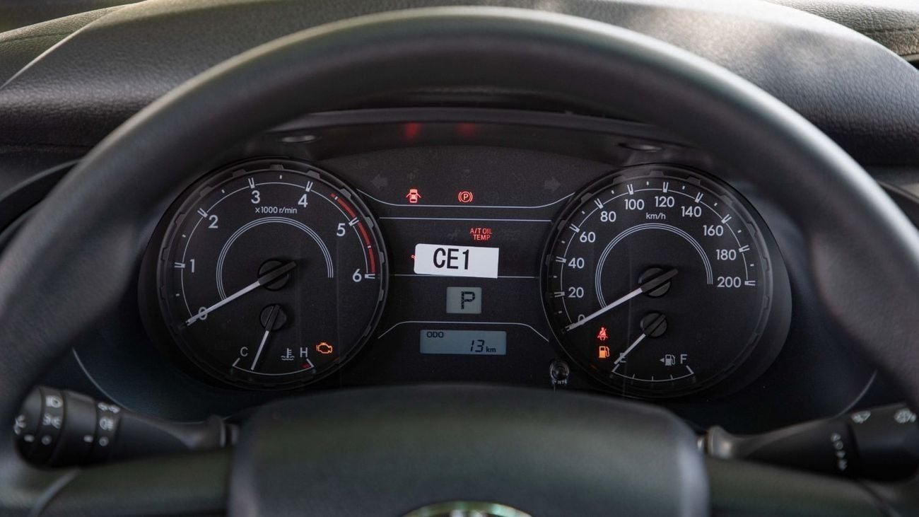 Toyota Hilux DLX 2.4L DIESEL BASIC A/T