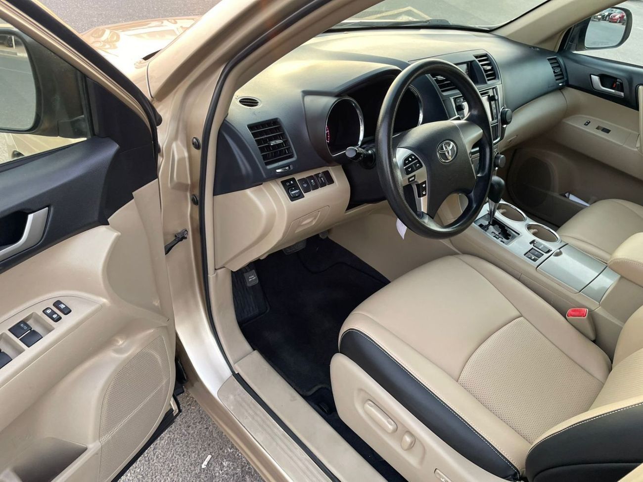 Toyota Highlander 2013 Toyota Highlander MidOption+ 3.5L V6 - AWD 4x4 - Electric Seats - 7 Seater With Rear CAM -