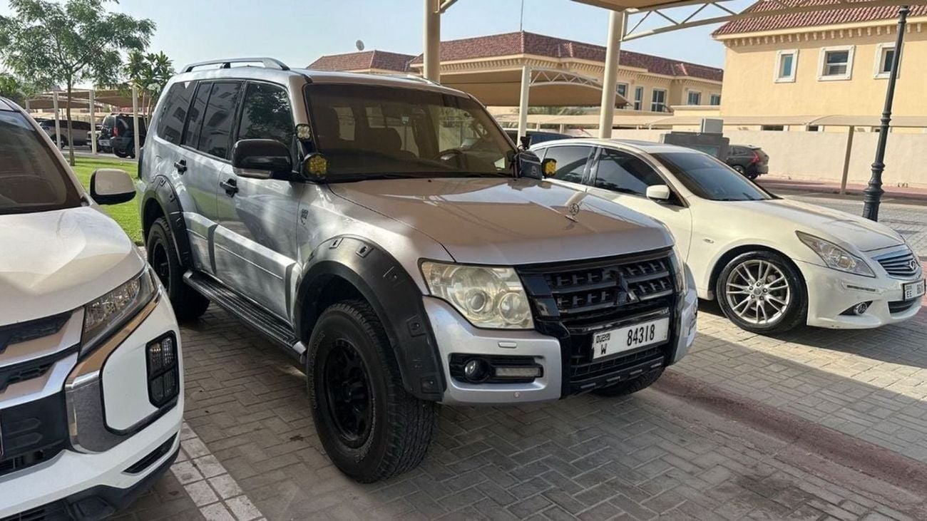 Mitsubishi Pajero GLS HIGHLINE Mitsubishi Pajero / Shogun / Montero 2015 GCC specs