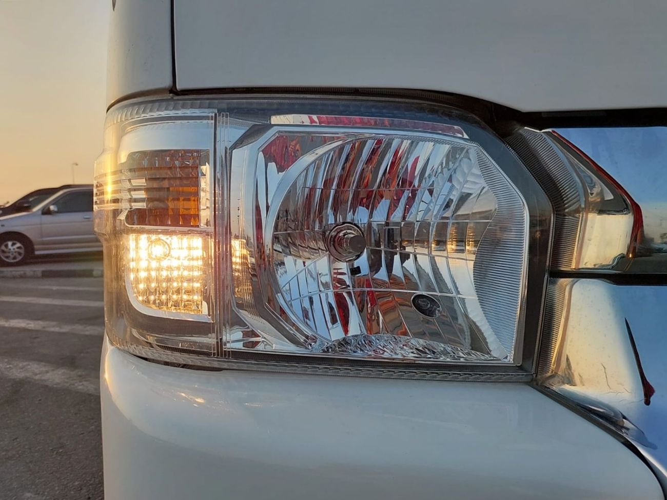 Toyota Hiace TOYOTA HIACE COMMUTER VAN RHD 2016 MODEL 3.0 L DIESEL AUTOMATIC(PM28405)