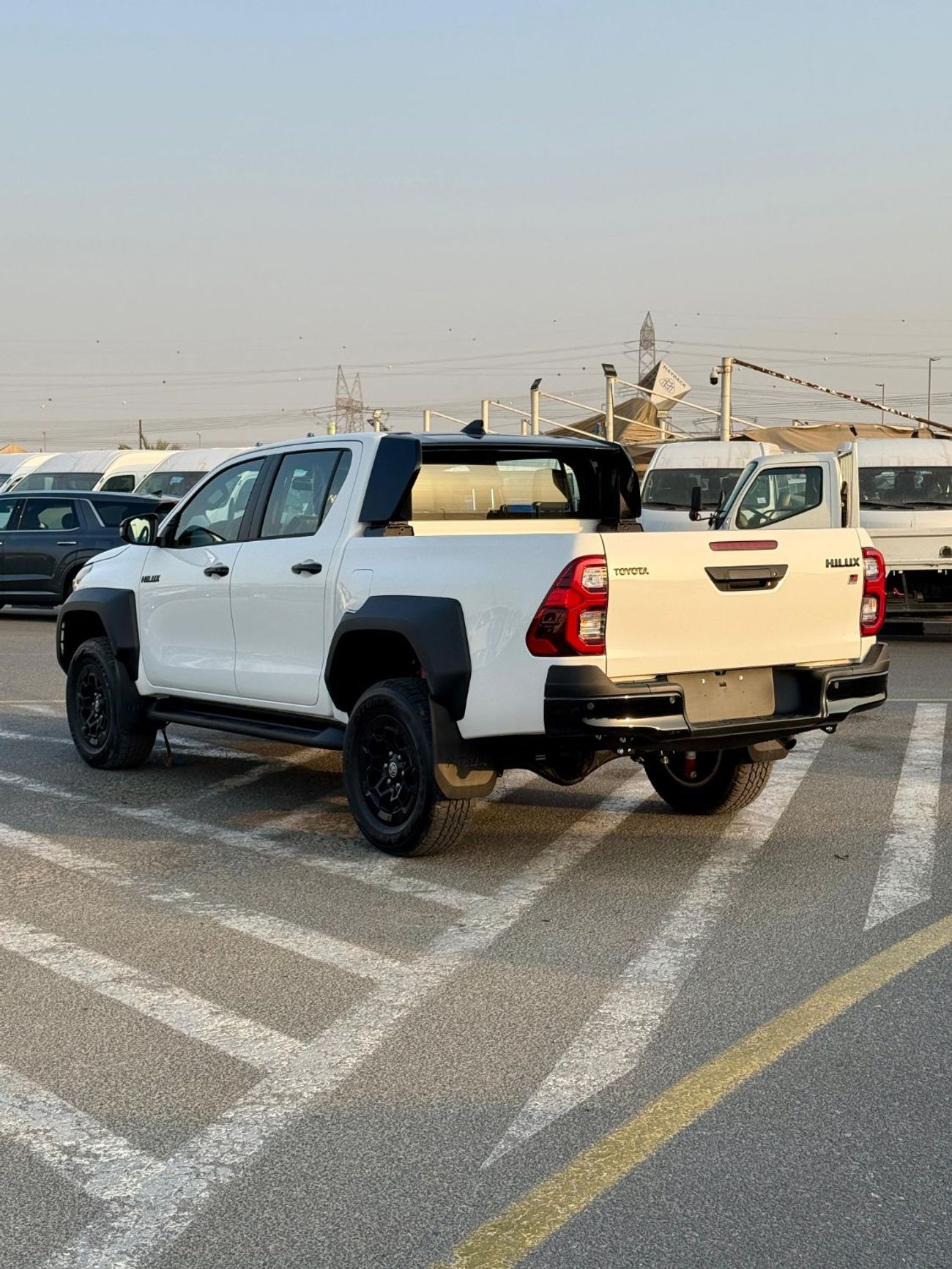 تويوتا هيلوكس TOYOTA HiLUX GR 2.8 DiESEL FuLL 2025 WHiTE