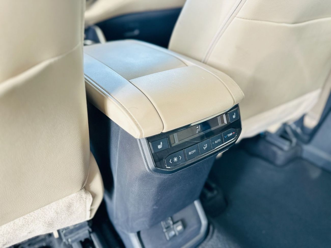 تويوتا هايلاندر 2023 Toyota Highlander VXR - White inside Beige