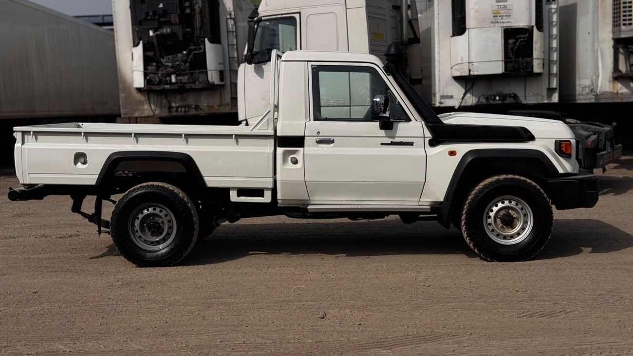 تويوتا لاند كروزر بيك آب Toyota landcruise pickup single cab 2018Model upgrade 2024 Model 4.2 1HZ v6 Engine Colour white Tran