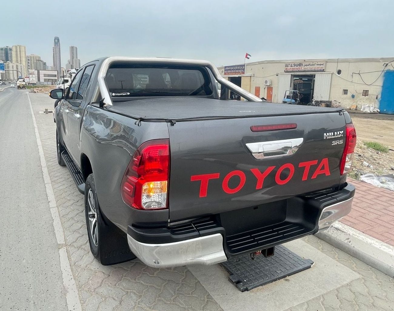 Toyota Hilux TOYOTA HILUX PICK UP SR5 YEAR 2017 (GREY ) 4WD AT DIESEL = RIGHT HAND