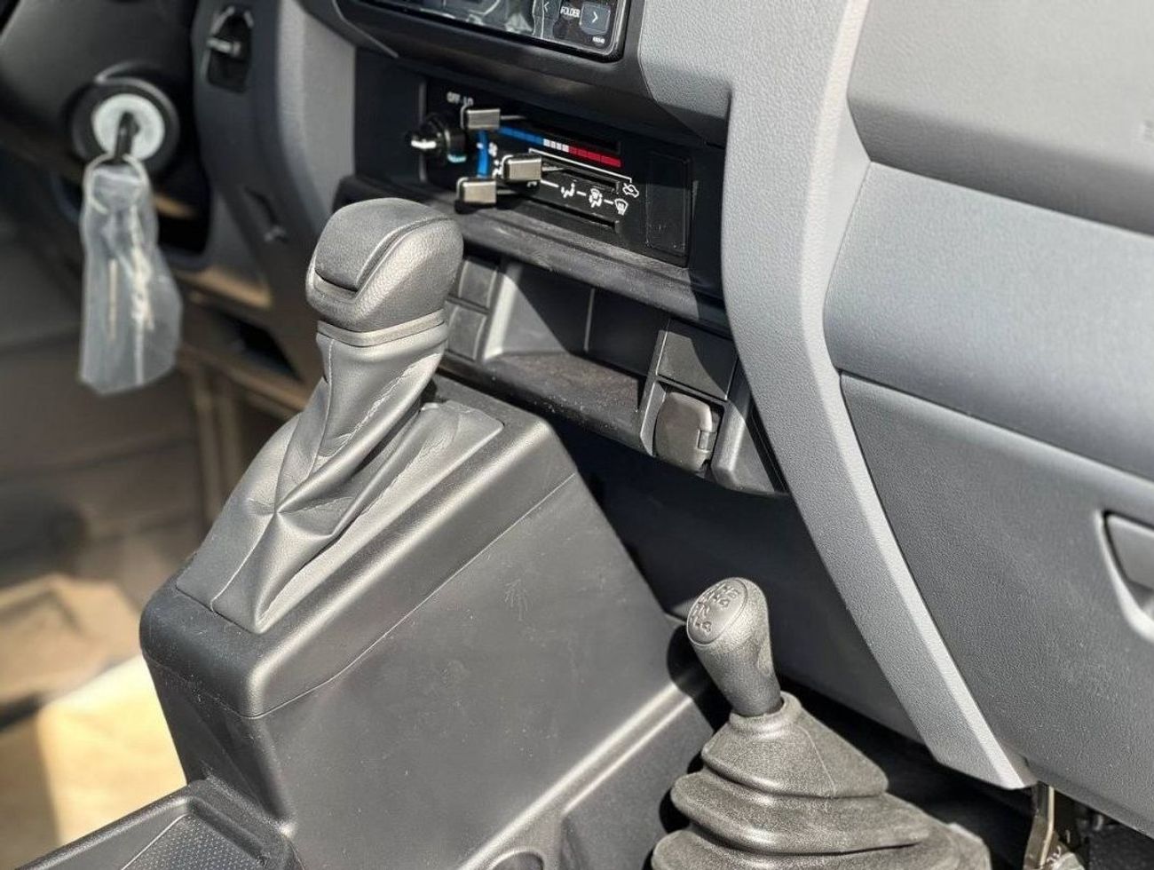 Toyota Land Cruiser Pick Up LC79 4.0L PTR A/T D/C // 2024 // MID OPTION WITH POWER WENDOS , DIFF LOCK , WINCH // SPECIAL OFFER /