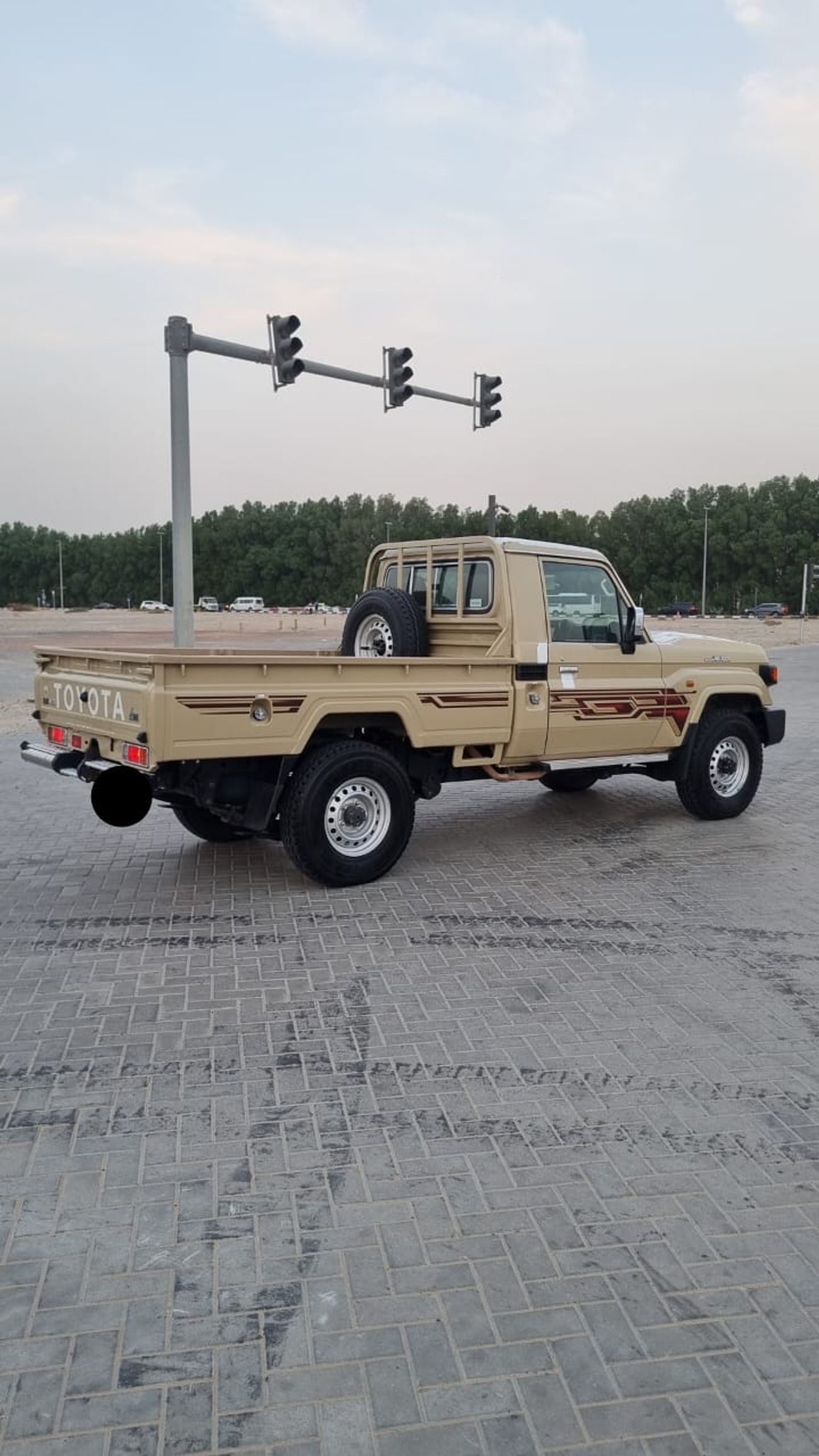 تويوتا لاند كروزر بيك آب HARDTOP 70th LX1 4.0L