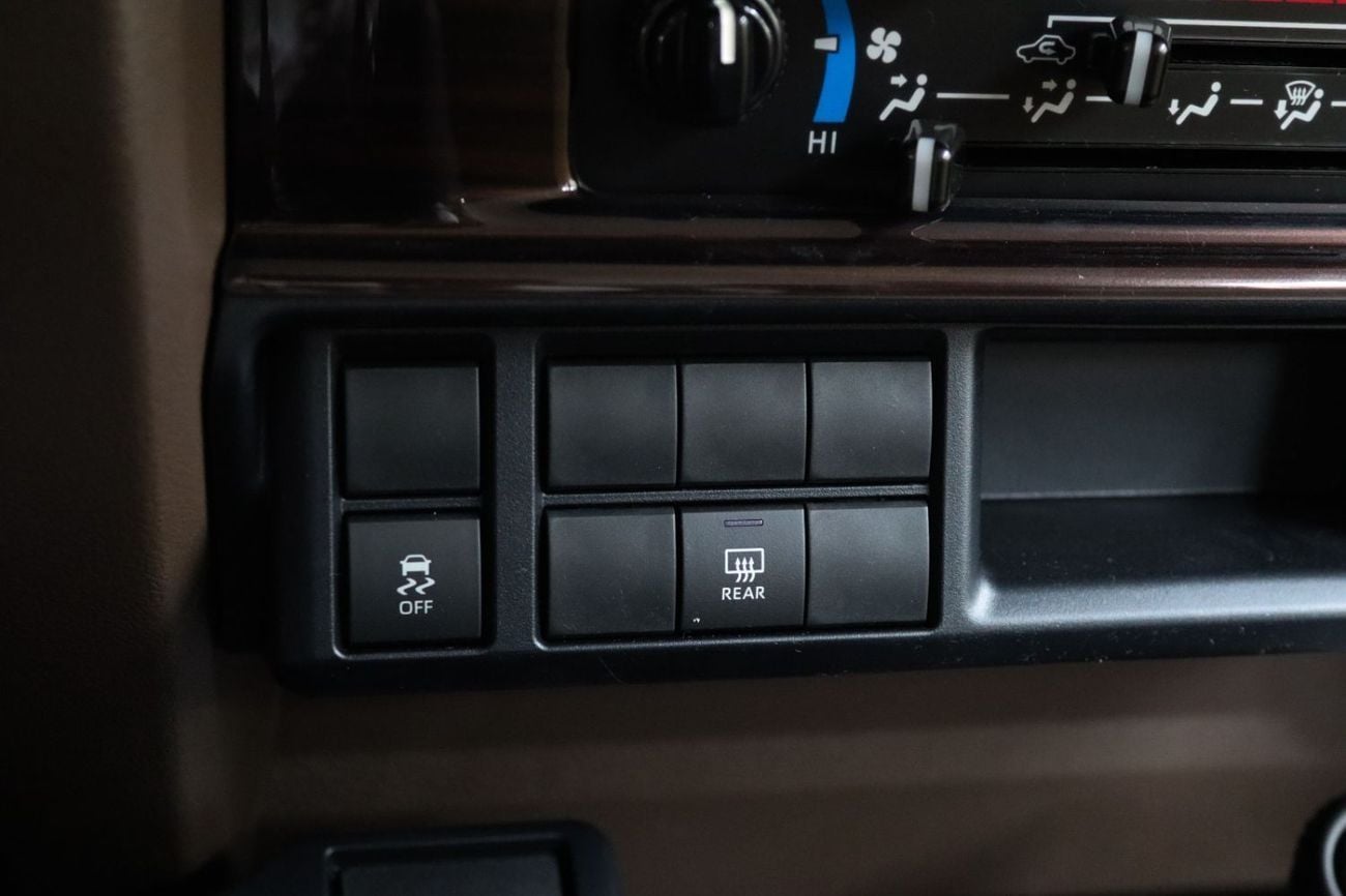 Toyota Land Cruiser 70 2.8 DIESEL MANUAL TRANSMISSION DIFF LOCK **التصدير فقط خارج الخليج*****EXPORT ONLY**