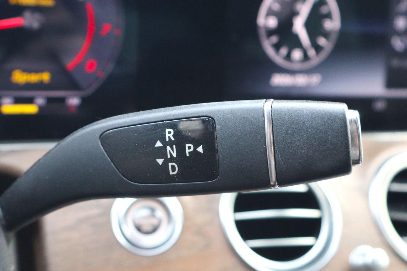 Mercedes-Benz E300 Premium 2.0L