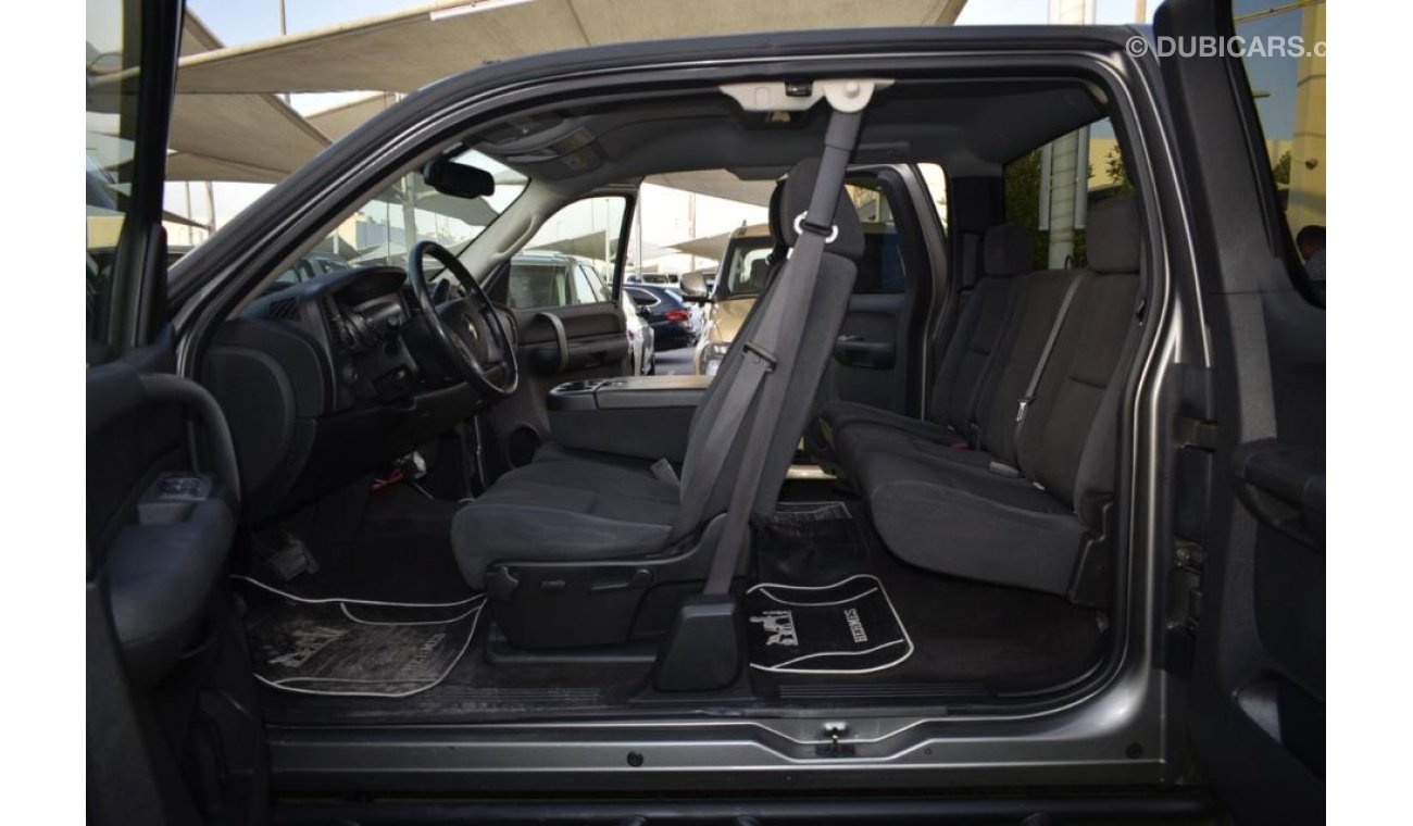 Chevrolet Silverado Pickup model 2009 imported silver color, equipped with two side halves, tyote wheels, sensors cruise