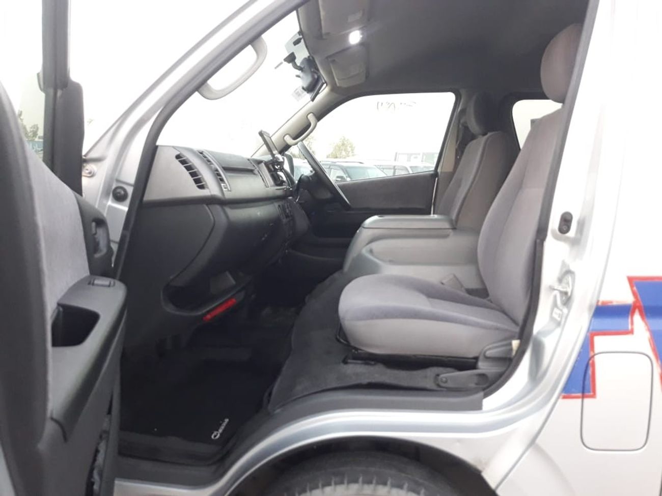 تويوتا هاياس TOYOTA HIACE VAN RIGHT HAND DRIVE (PM1631)