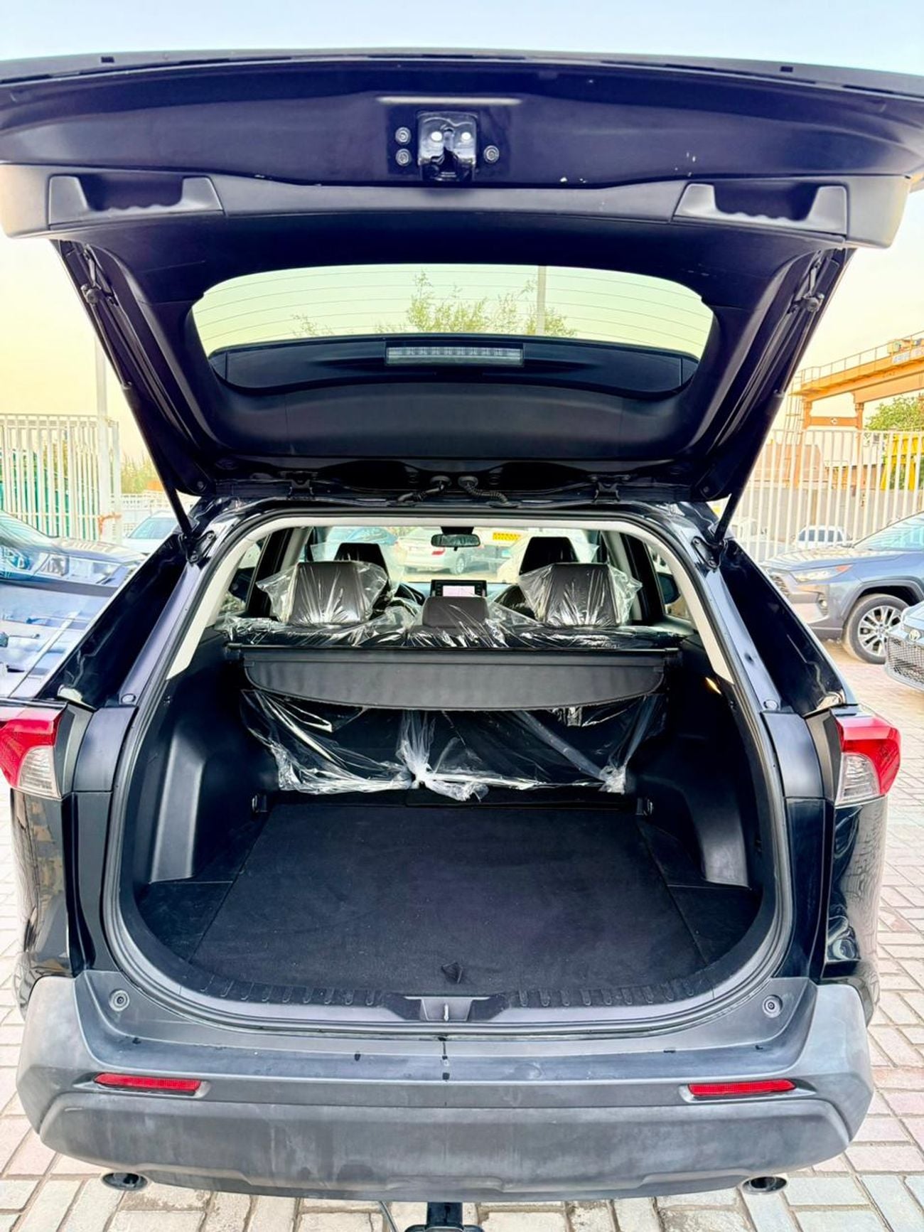 تويوتا راف ٤ 2021 Toyota Rav4 XLE Push Start 2.5L 4 Cyl Automatic Patrol front Wheel Drive 5 Seats 4 Door