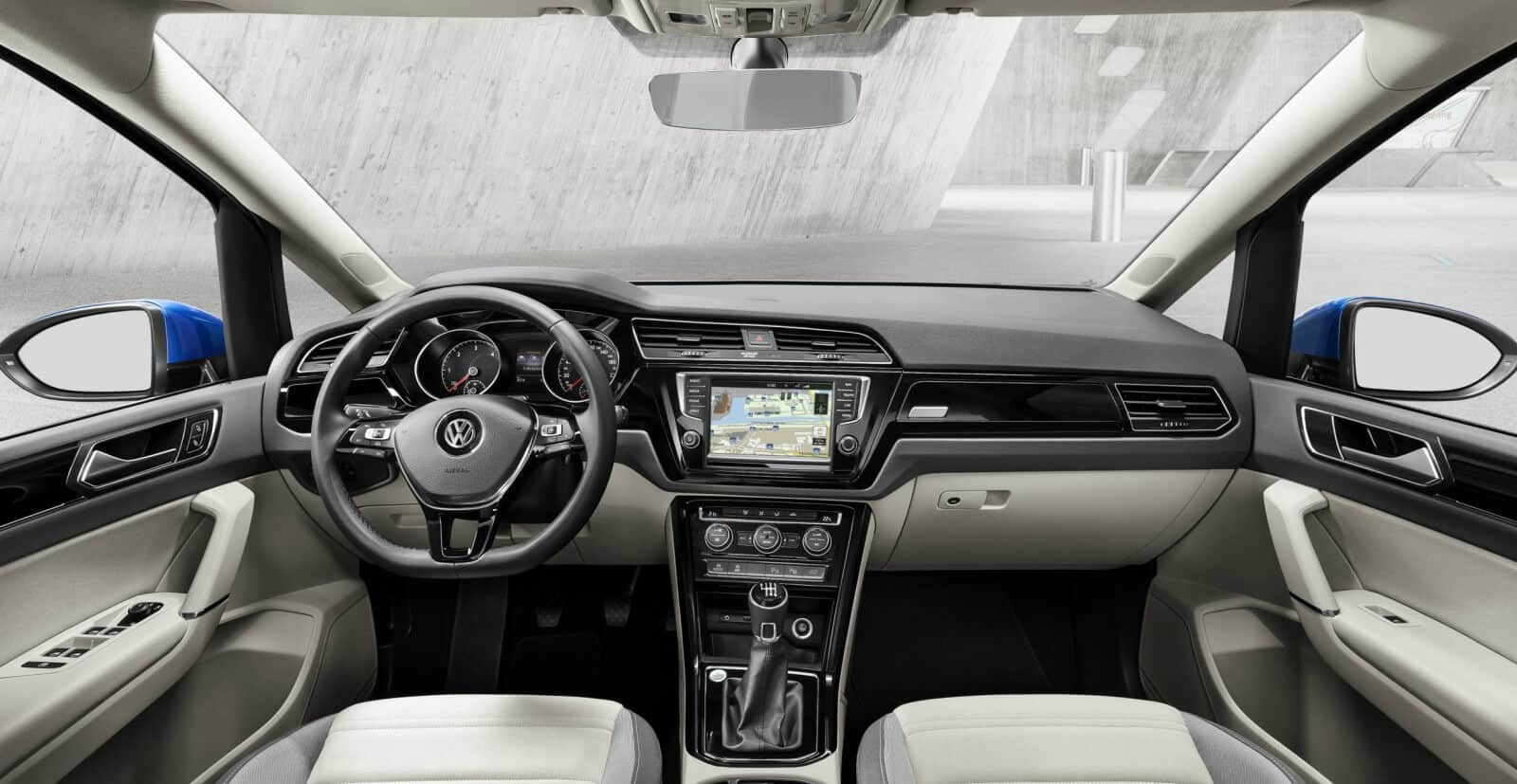 Volkswagen Touran interior - Cockpit
