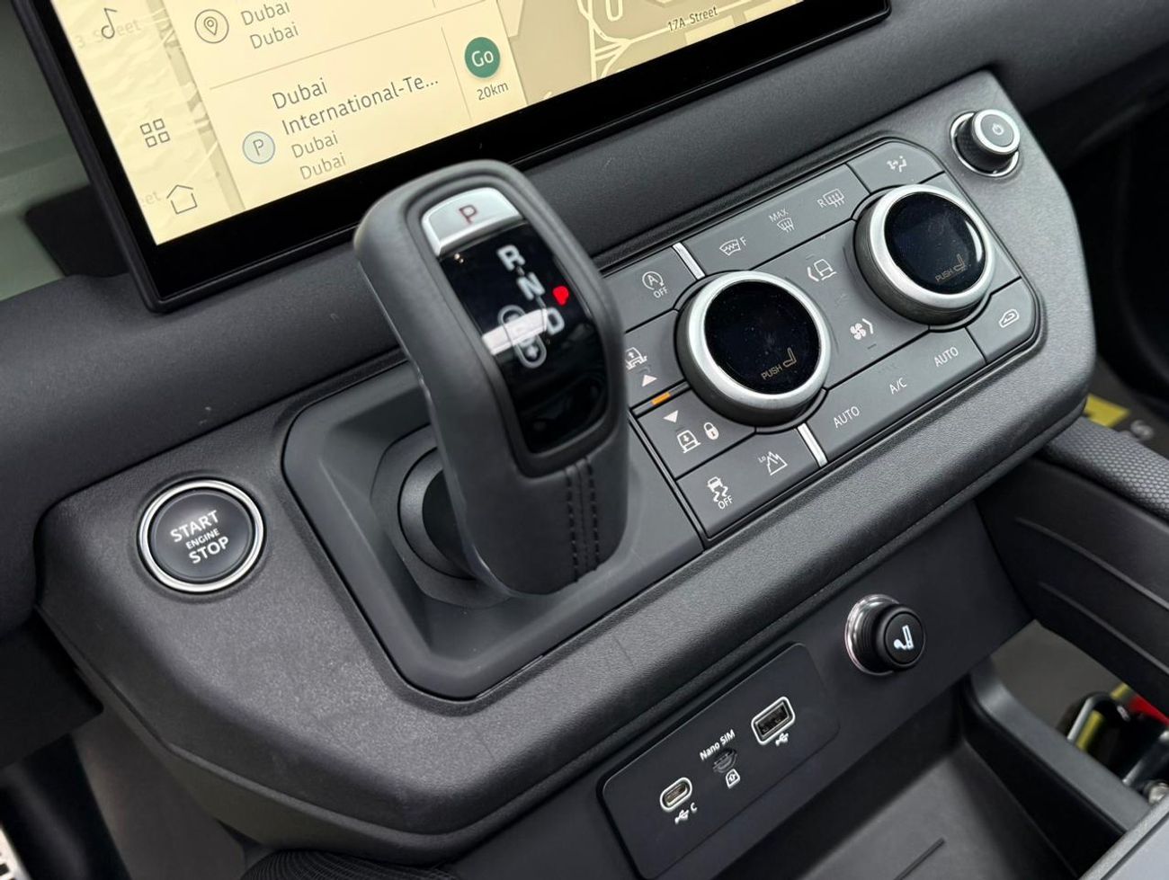 لاند روفر ديفندر 2023 Land Rover Defender P400 110 75th Anniversary, 2028 LR Warranty + Service Pack, Low Km, GCC