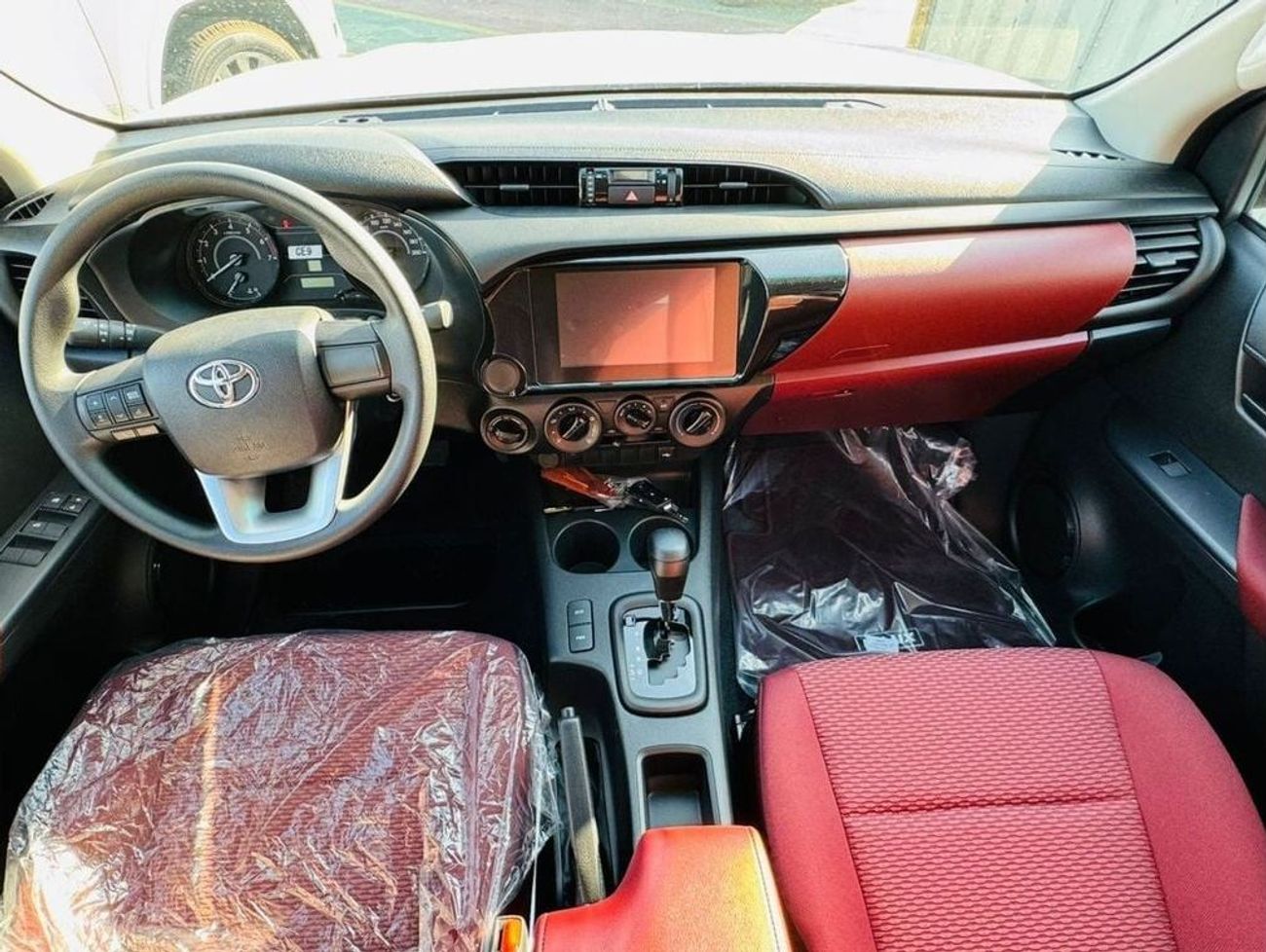 Toyota Hilux TOYOTA HILUX 2.7L PETROL BASIC OPTION WHITE 2025