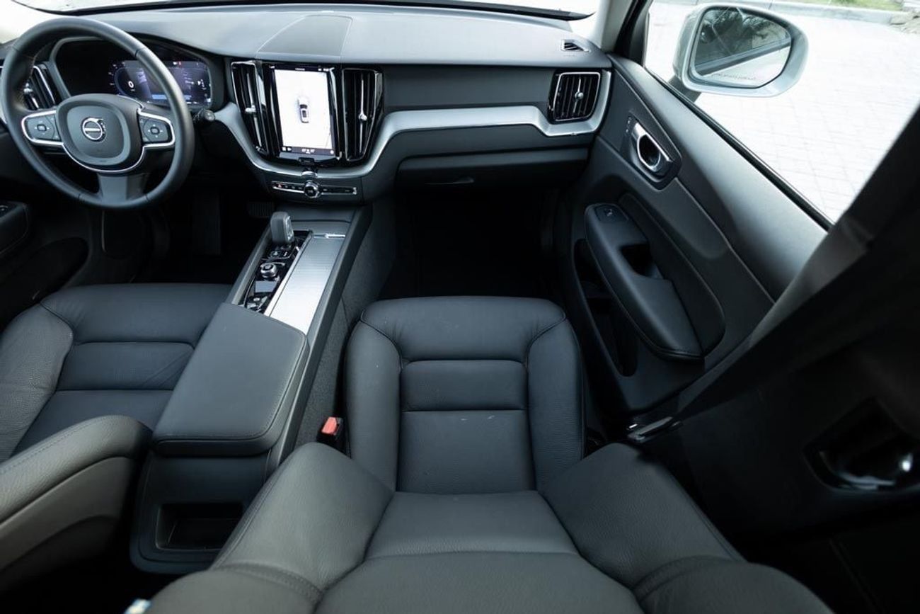 Volvo XC60 Volvo XC60 B5 Core 2024 GCC under Agency Warranty with Flexible Down-Payment.