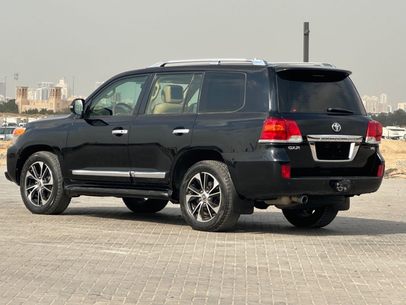 Toyota Land Cruiser GXR 4.0L (271 HP) 4WD MODEL 2015 GCC CAR PERFECT CONDITION INSIDE AND OUTSIDE FULL OPTION SUN ROOF