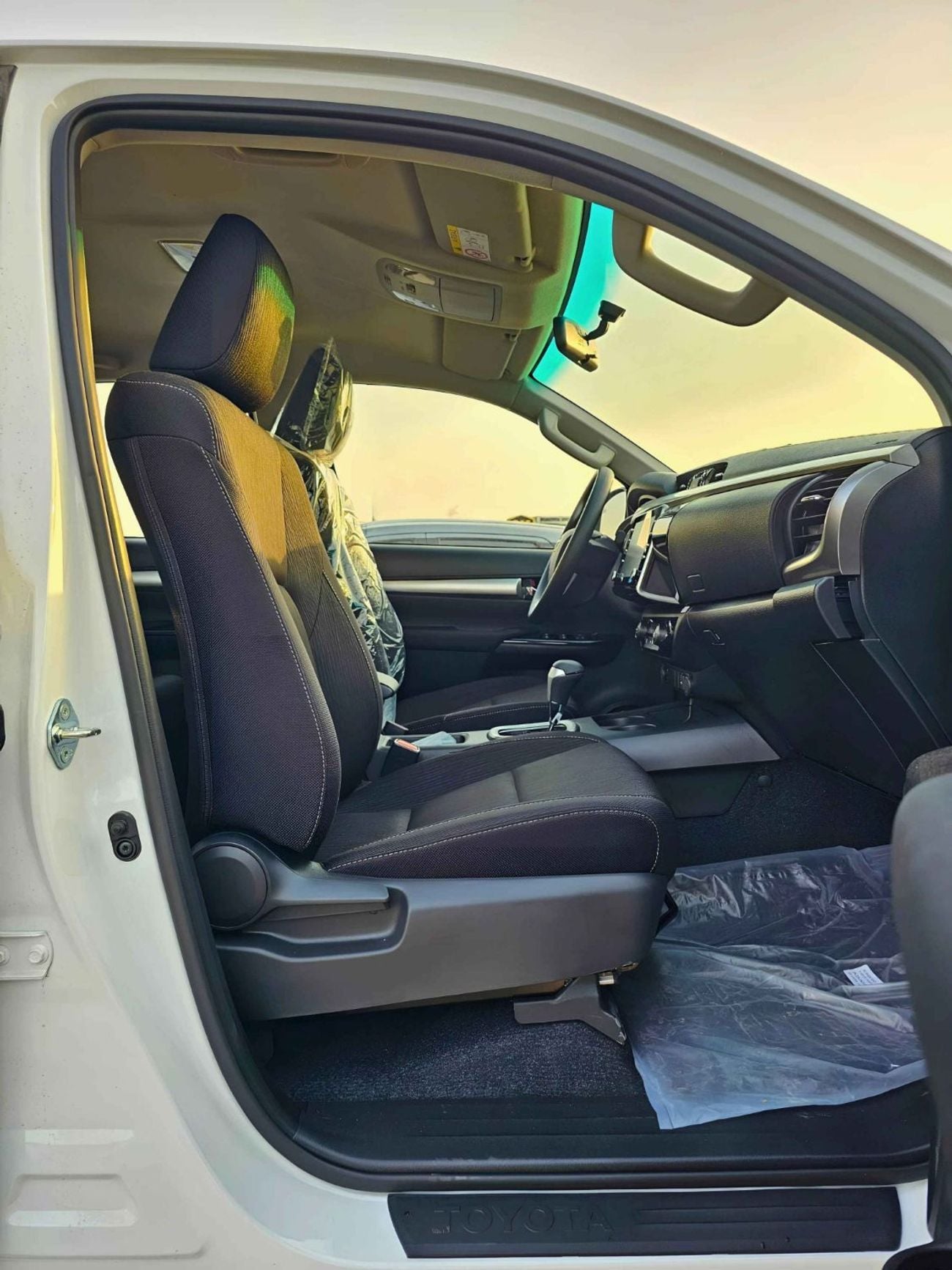 Toyota Hilux SR5 WIDE BODY / 2.4L DIESEL V4 A/T / REAR CAMERA / F/OPTION (CODE # HLD5I)