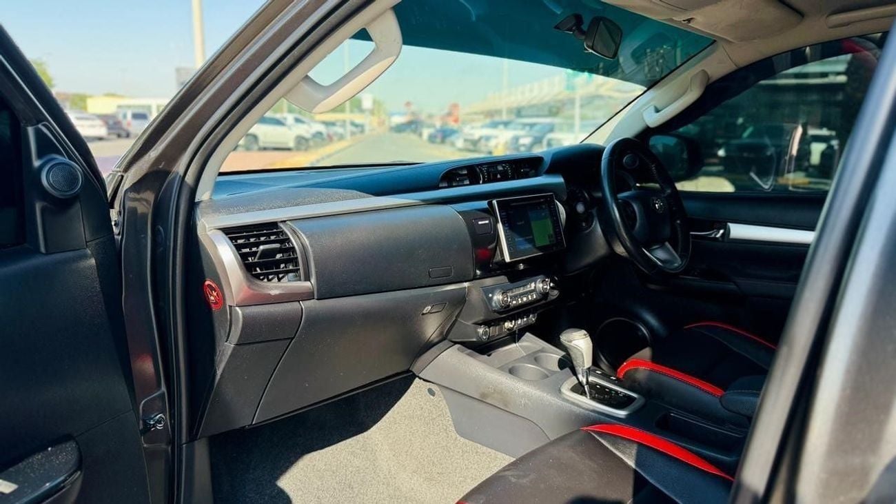 تويوتا هيلوكس PUSH START | DIGITAL AIR CONDITIONER | POWER SEATS | AT | 2.8L DIESEL | RHD