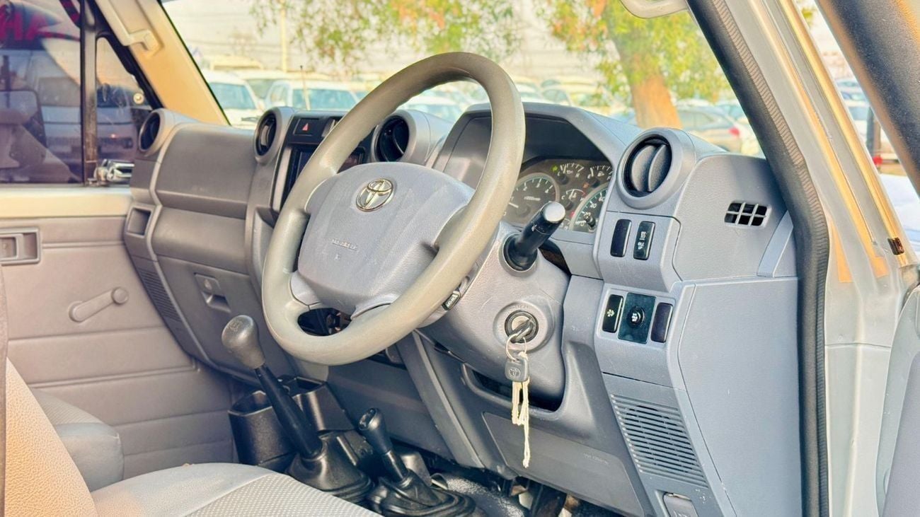 Toyota Land Cruiser Pick Up MANUAL TRANSMISSION | 4WD | SINGLE CAB | 4.5L DIESEL ENGINE | BULL BAR WITH FOCUSED LED LIGHTS