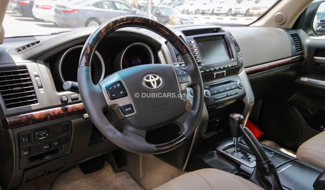 Toyota Land Cruiser GXR V8