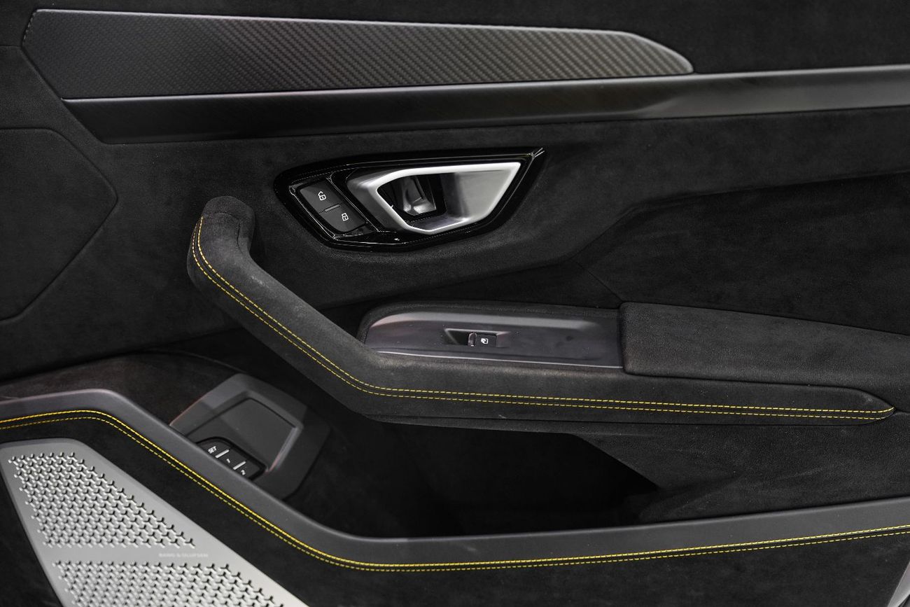 Lamborghini Urus 4.0T V8 Performante Arkapovic Exhaust, Carbon Fiber Package, Lamborghini Warr + Serv!