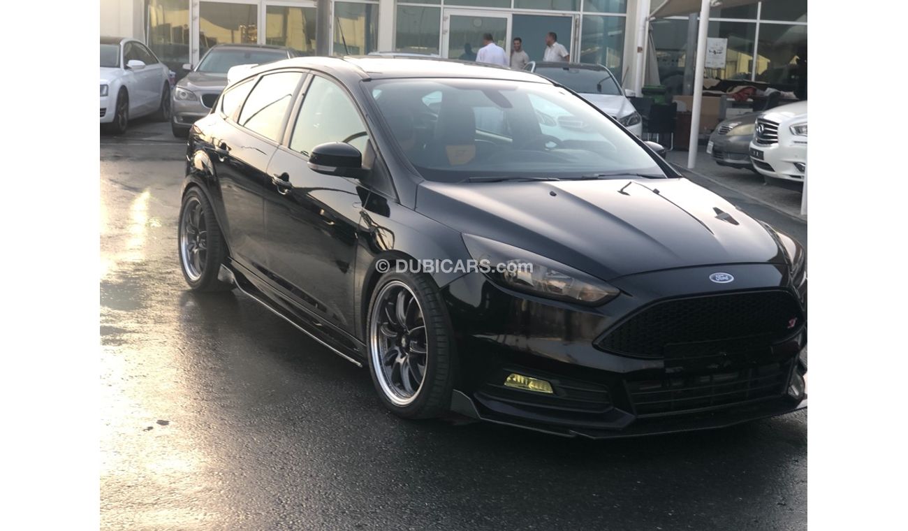 Ford Focus Ford Focus ST model 2017 GCC car prefect condition full option low mileage