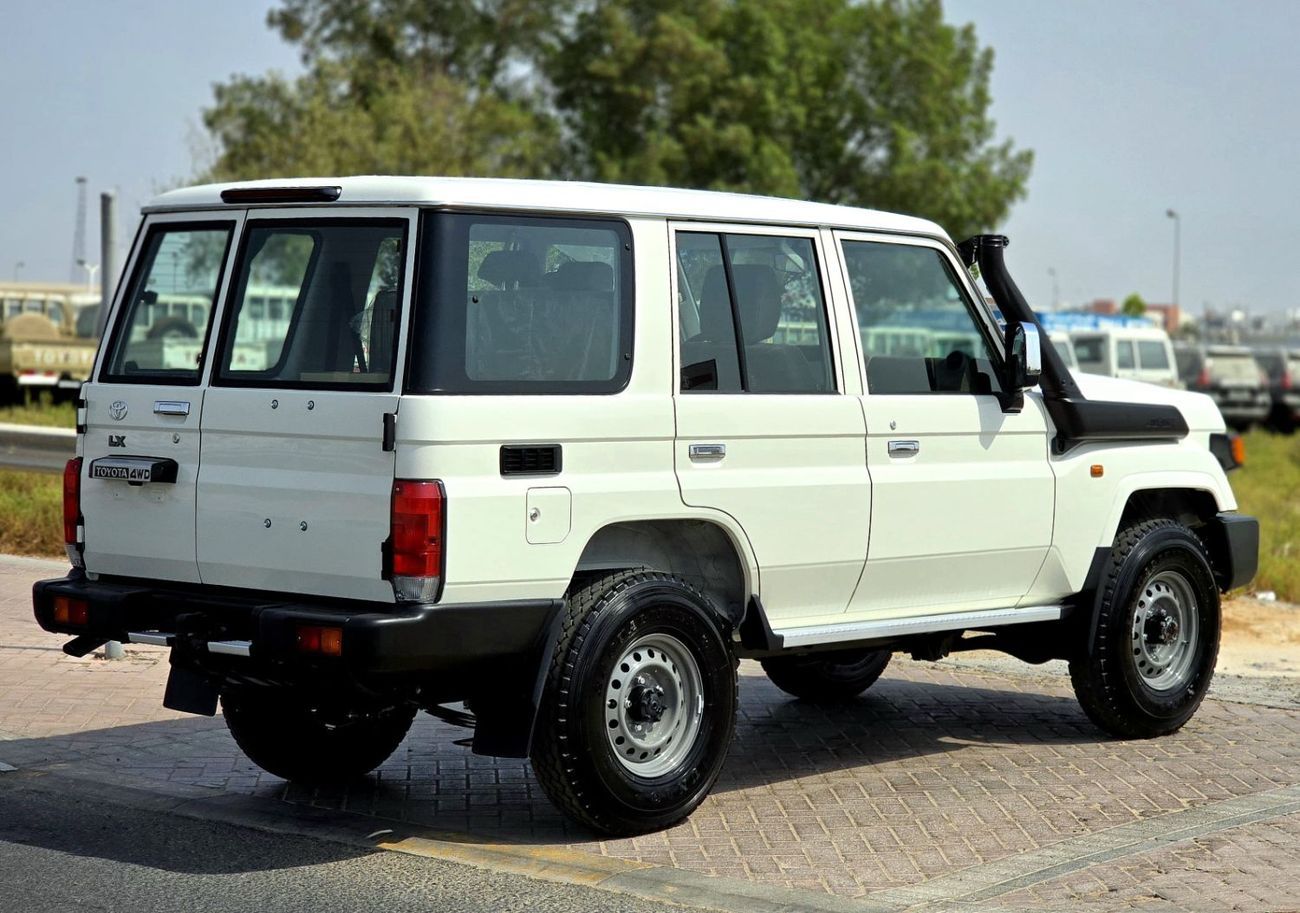 تويوتا لاند كروزر LC76 DIESEL 2.8T - STD - E - DIFF LOCK - A/T - WHITE INSIDE BEIGE - 2025 - OMANI