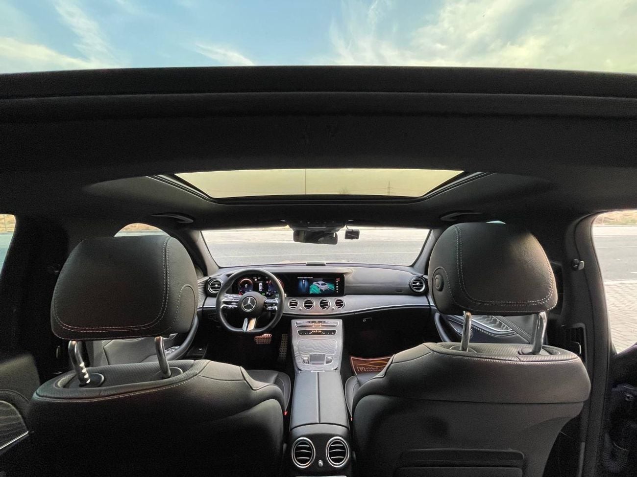 مرسيدس بنز E 350 عداد كيلومترات منخفض / كاميرا 360 درجة / رادار / شاشة عرض كاملة للوحة القيادة / نظام كشف النقطة العم