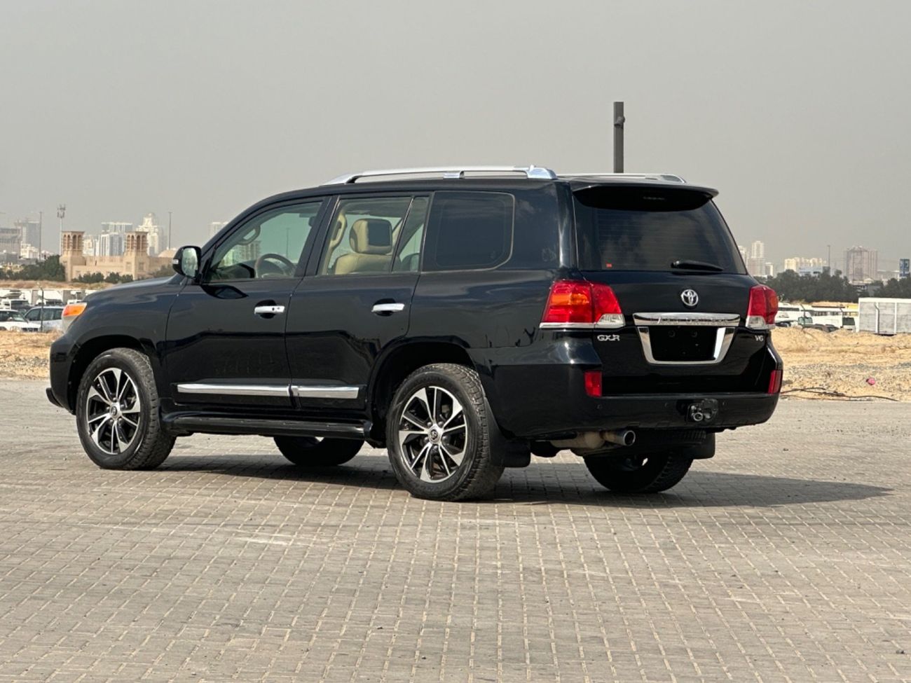 Toyota Land Cruiser GXR 4.0L (271 HP) 4WD MODEL 2015 GCC CAR PERFECT CONDITION INSIDE AND OUTSIDE FULL OPTION SUN ROOF