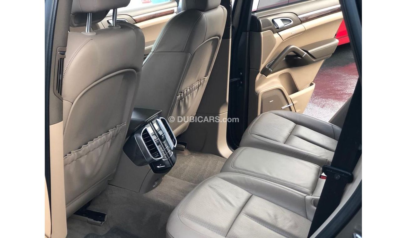 بورش كايان موديل 2011 خليجي حاله ممتازه من الداخل والخارج فل مواصفات كراسي جلد بانورما وتحكم كهربي كامل ونقطه ع