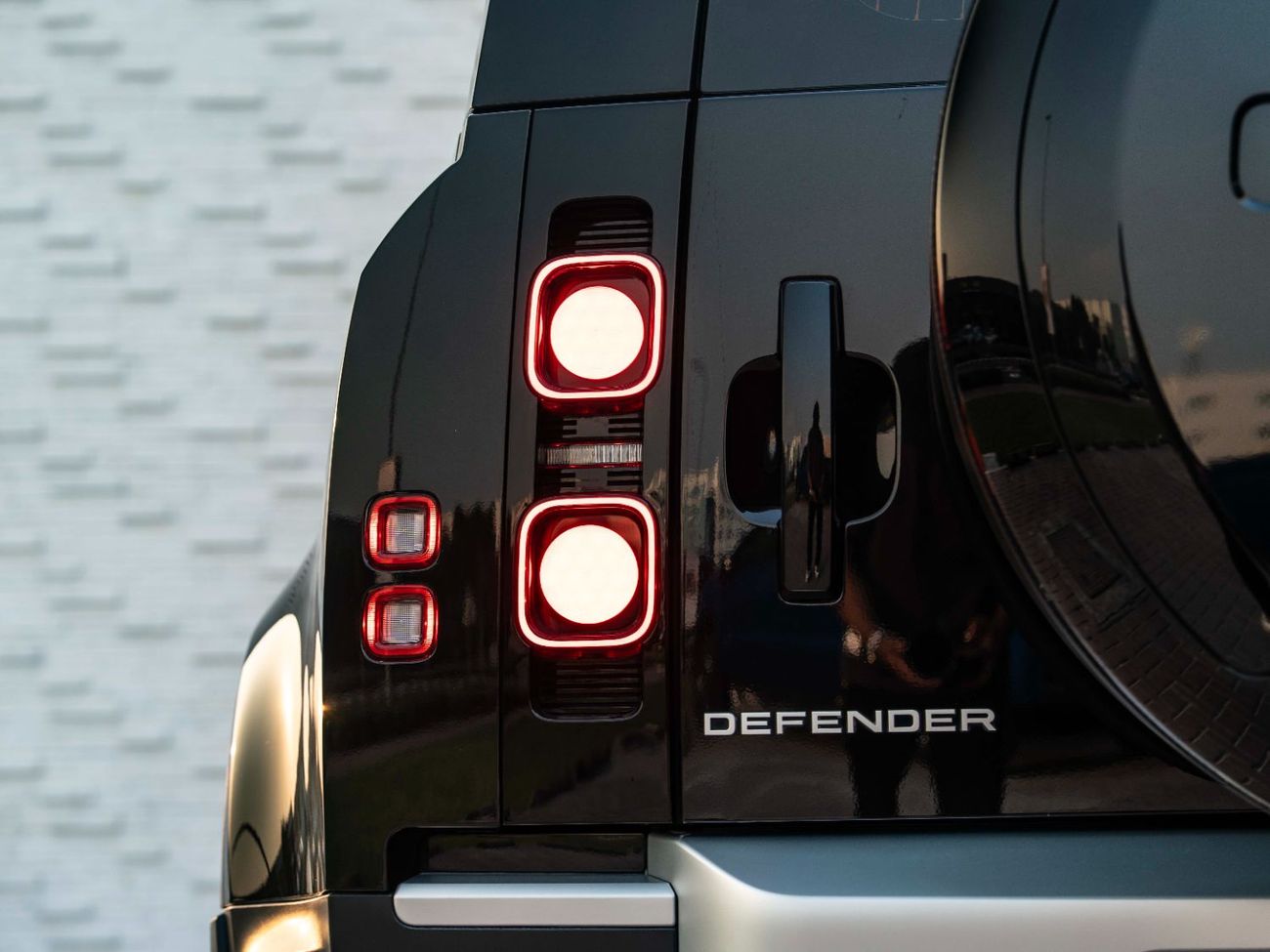 Land Rover Defender P400 110 SE 3.0L (5 Seater)