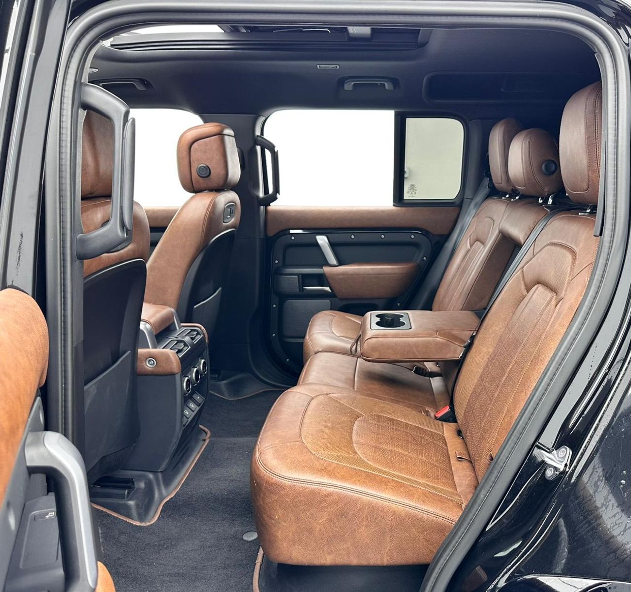 لاند روفر ديفندر 2022 Land Rover Defender 110 V8 Edition, Sep/2026 Land Rover Warranty, Nov/2027 Land Rover Service P