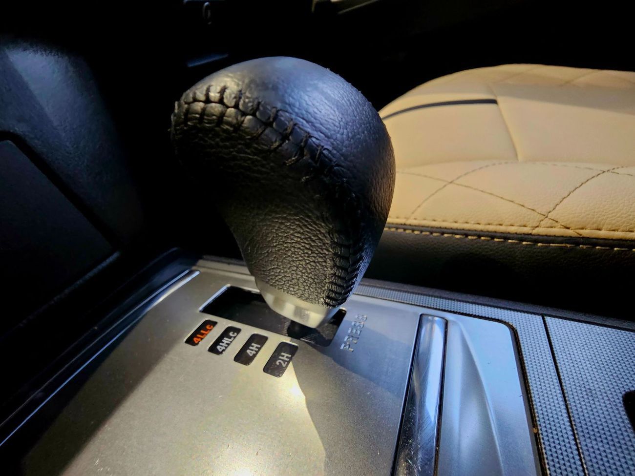 Mitsubishi Pajero GLS / SUNROOF/ LEATHER / ORIGINAL PAINT/ LOW MILEAGE / SINGLE OWNER