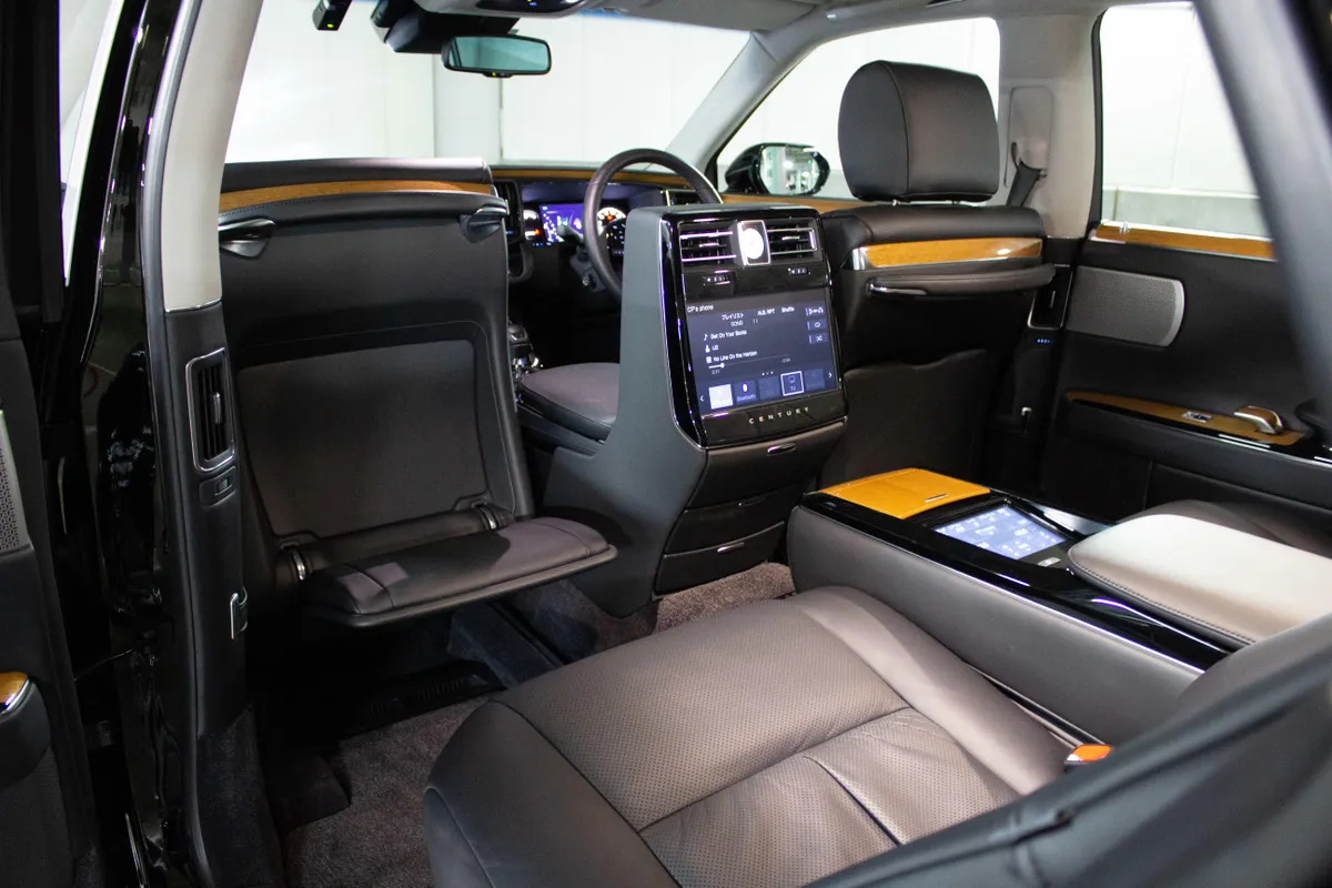 Toyota Century interior - Rear Seats