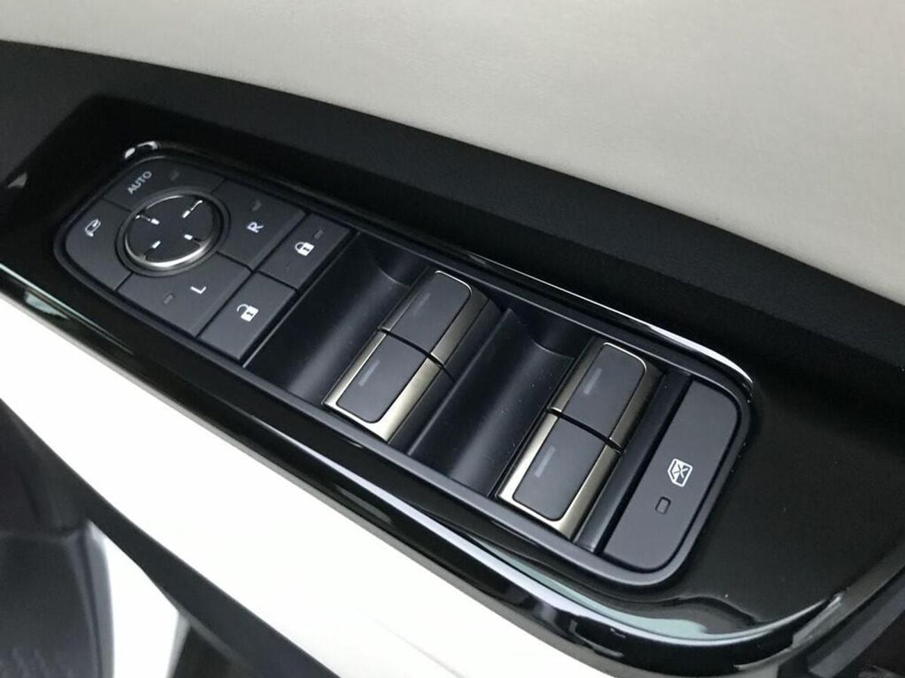 Lexus LM 350h 2.5 350h Takumi E-CVT AWD Euro 6 (s/s) 5dr ( EXPORT ONLY) RIGHT HAND DRIVE