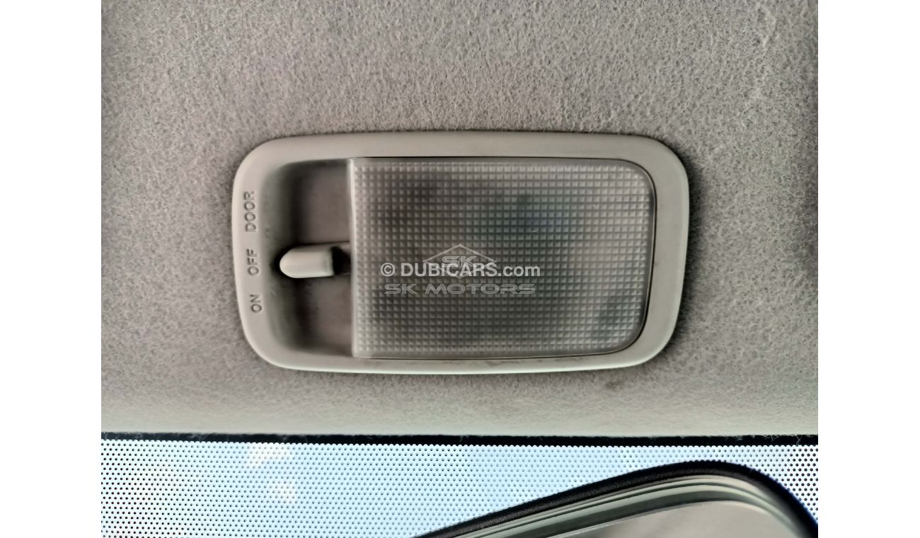 تويوتا هيلوكس 2.7L, 15" Tyre, Xenon Headlights, Fabric Seats, Chiller, Front A/C, Manual Gear Box (LOT # 8200)