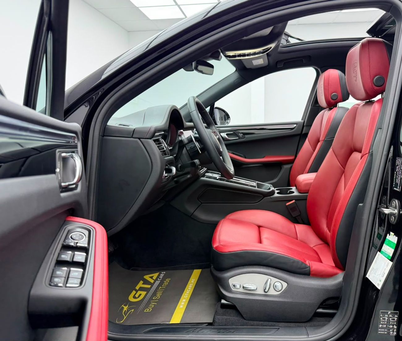 Porsche Macan STD 2024 Porsche Macan, 2027 Porsche Warranty, Full Porsche Service History, Very Low Km, GCC