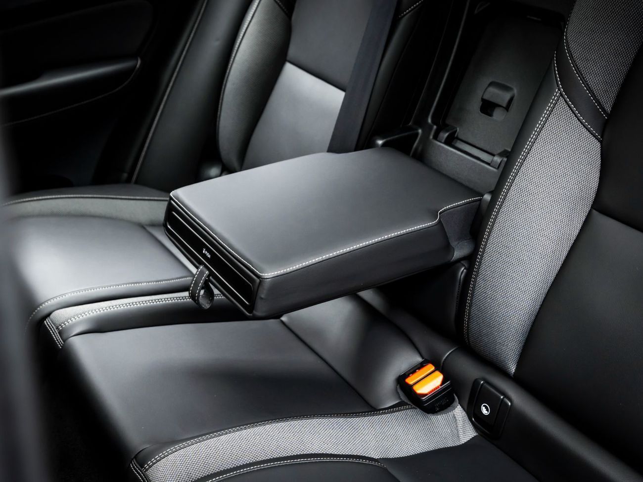 Volvo XC60 B5 2.0T Powertrain 2024 Volvo XC60 B5 Ultimate Dark, 2026 Volvo Warranty, Full Service History, Low