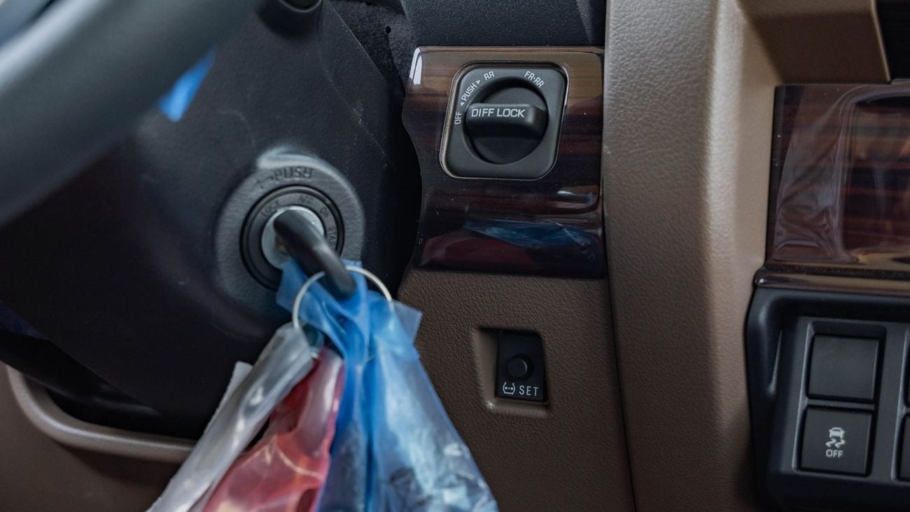 تويوتا لاند كروزر 70 2026 Toyota Land Cruiser LC76 4.0L AT Petrol Full Option (Black)