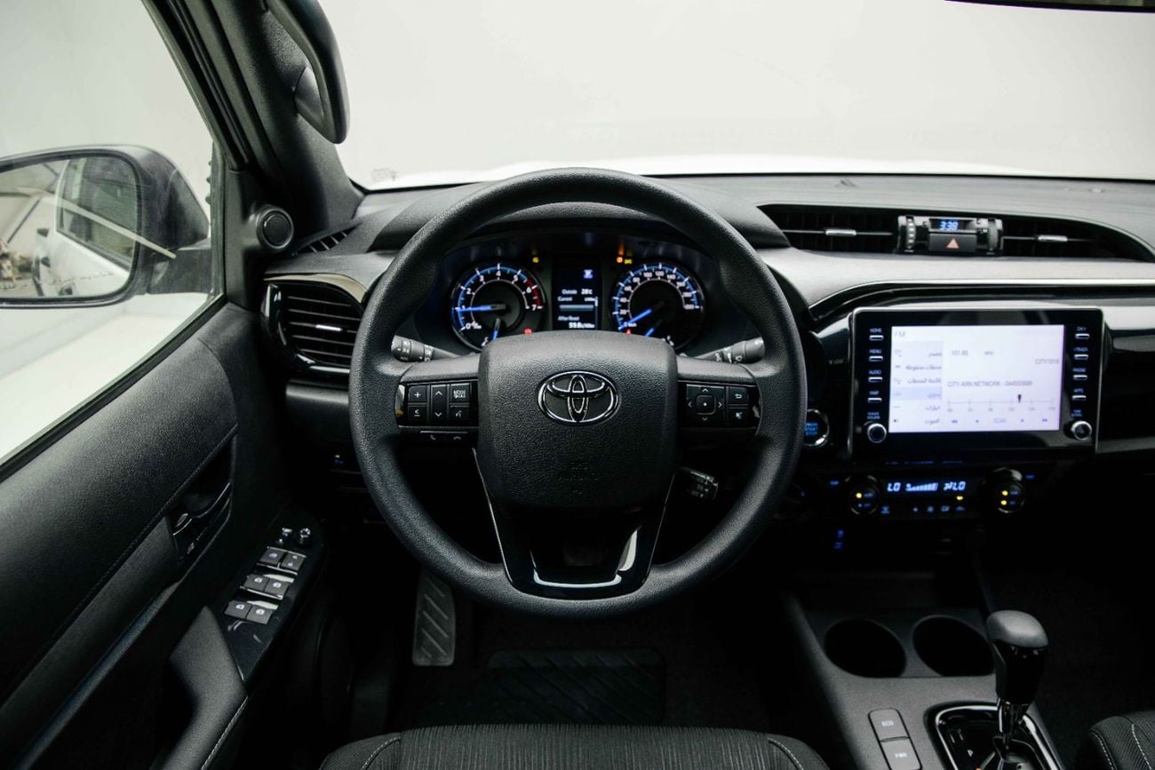 تويوتا هيلوكس Adventure 4.0L - Platinum White Inside MLM Black | Export Only